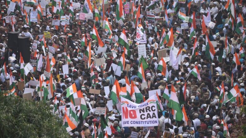 Muslims Million March In HYD: జాతీయ జెండాతో ముస్లీం మిలియన్ మార్చ్, సీఏఏ, ఎన్సార్సీలకు వ్యతిరేకంగా హైదరాబాద్లో కదం తొక్కిన ముస్లీంలు..ముస్లీమేతరులు, అవాంఛనీయ సంఘటనలు జరగకపోవడంతో ఊపిరి పీల్చుకున్న పోలీసులు Muslims Million March In HYD: జాతీయ జెండాతో ముస్లీం మిలియన్ మార్చ్, సీఏఏ, ఎన్సార్సీలకు వ్యతిరేకంగా హైదరాబాద్లో కదం తొక్కిన ముస్లీంలు..ముస్లీమేతరులు, అవాంఛనీయ సంఘటనలు జరగకపోవడంతో ఊపిరి పీల్చుకున్న పోలీసులు