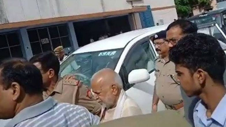 Swami Chinmayanand Rape Case: లా విద్యార్థినిపై లైంగిక దాడి, స్వామి చిన్మయానంద్కు బెయిల్ మంజూరు చేసిన అలహాబాద్ హైకోర్టు, స్నానం చేసే వీడియోలు చూపించి పలుమార్లు అత్యాచారం చేశాడని ఆరోపణలు,, Swami Chinmayanand Rape Case: లా విద్యార్థినిపై లైంగిక దాడి, స్వామి చిన్మయానంద్కు బెయిల్ మంజూరు చేసిన అలహాబాద్ హైకోర్టు, స్నానం చేసే వీడియోలు చూపించి పలుమార్లు అత్యాచారం చేశాడని ఆరోపణలు,,
