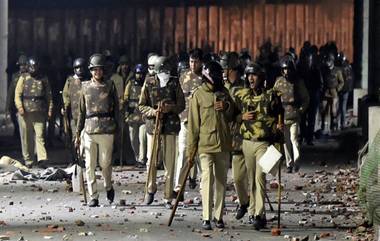 Jamia Violence: పోలీసులపై రాళ్లు రువ్వుతూ లైబ్రరీలోకి దూసుకెళ్లారు, జామియా వార్‌ తాజా వీడియో వెలుగులోకి, యూనివర్సిటీ యాజమాన్యం అనుమతి లేకుండా లోపలికి ఎవరూ వెళ్లలేరన్న పోలీస్ అధికారి రంధ్వా