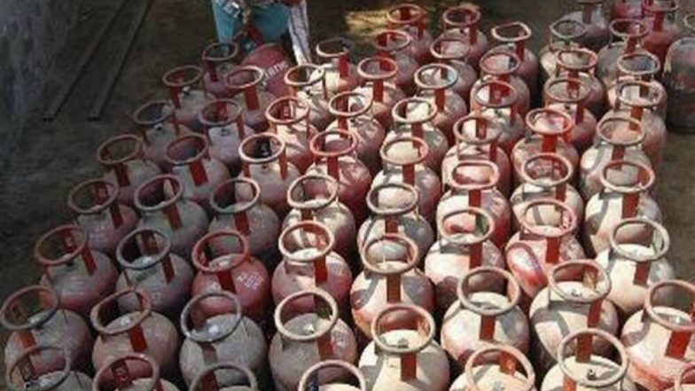 LPG Price Hiked: పెరిగిన వంటగ్యాస్ ధరలు, ఒక్కో ఇండేన్ గ్యాస్ ఎల్పిజి సిలిండర్పై రూ. 144.50 పెంపు, పెరిగిన ధరలు నేటి నుంచే అమలు LPG Price Hiked: పెరిగిన వంటగ్యాస్ ధరలు, ఒక్కో ఇండేన్ గ్యాస్ ఎల్పిజి సిలిండర్పై రూ. 144.50 పెంపు, పెరిగిన ధరలు నేటి నుంచే అమలు