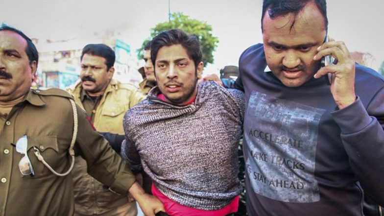 Shaheen Bagh Shooting: ఢిల్లీలో మళ్లీ కాల్పుల కలకలం, జామియా యూనివర్సిటీ ఘటన మరువక ముందే మరో ఘటన, కాల్పుల ఘటన వెనుక కారణాలను అన్వేషిస్తున్న ఢిల్లీ పోలీసులు Shaheen Bagh Shooting: ఢిల్లీలో మళ్లీ కాల్పుల కలకలం, జామియా యూనివర్సిటీ ఘటన మరువక ముందే మరో ఘటన, కాల్పుల ఘటన వెనుక కారణాలను అన్వేషిస్తున్న ఢిల్లీ పోలీసులు