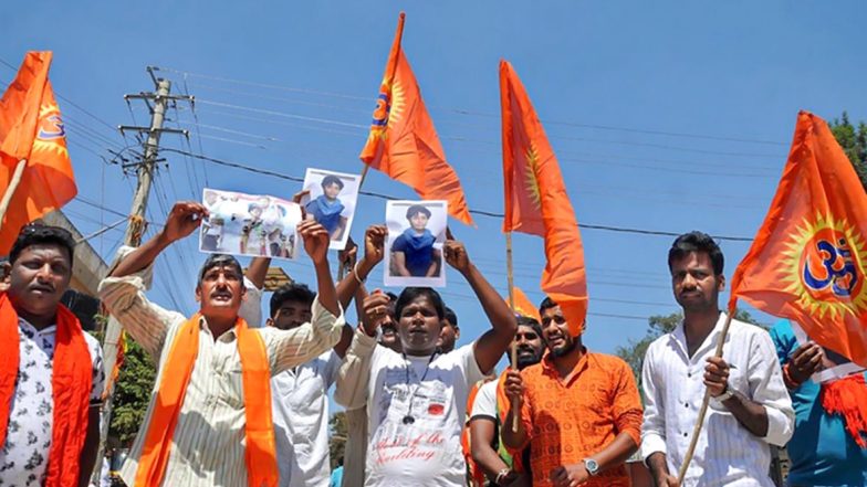 ‘Free Kashmir’ Placard: ‘పాకిస్తాన్ జిందాబాద్’ కలకలం మరువక ముందే మరో ఘటన, ముక్తి కాశ్మీర్ అంటూ ప్లకార్డు పట్టుకున్న మహిళ, అదుపులోకి తీసుకున్న బెంగుళూరు పోలీసులు ‘Free Kashmir’ Placard: ‘పాకిస్తాన్ జిందాబాద్’ కలకలం మరువక ముందే మరో ఘటన, ముక్తి కాశ్మీర్ అంటూ ప్లకార్డు పట్టుకున్న మహిళ, అదుపులోకి తీసుకున్న బెంగుళూరు పోలీసులు