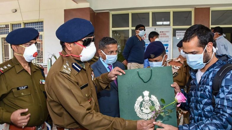 Coronavirus in India: భారత సైన్యంలో తొలి కరోనావైరస్ కేసు నమోదు, లేహ్ సరిహద్దు దళంలోని ఓ ఆర్మీ జవానుకు పాజిటివ్ రిపోర్ట్ Coronavirus in India: భారత సైన్యంలో తొలి కరోనావైరస్ కేసు నమోదు, లేహ్ సరిహద్దు దళంలోని ఓ ఆర్మీ జవానుకు పాజిటివ్ రిపోర్ట్