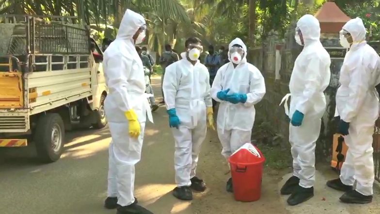 Bird Flu In Kerala: కేరళను వణికిస్తున్న అంతుచిక్కని వ్యాధులు, ఓ వైపు కరోనా..మరోవైపు బర్డ్ ఫ్లూ, 4 వేల కోళ్లను చంపేయడానికి రంగంలోకి దిగన ప్రత్యేక బృందాలు Bird Flu In Kerala: కేరళను వణికిస్తున్న అంతుచిక్కని వ్యాధులు, ఓ వైపు కరోనా..మరోవైపు బర్డ్ ఫ్లూ, 4 వేల కోళ్లను చంపేయడానికి రంగంలోకి దిగన ప్రత్యేక బృందాలు