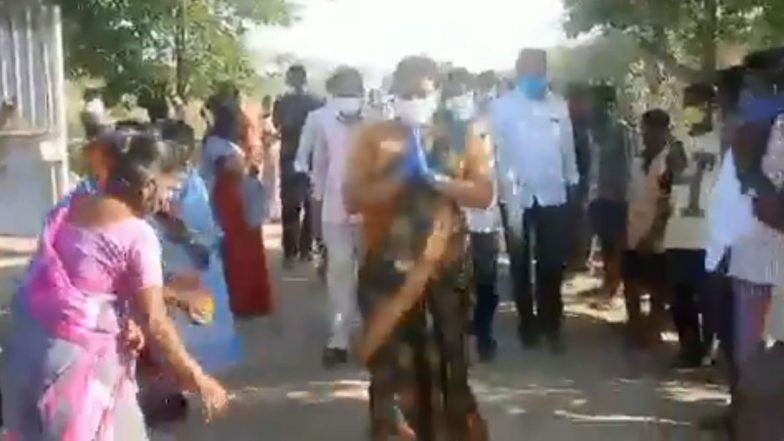 AP Lockdown Violation: ఏపీలో లాక్డౌన్ ఉల్లంఘన, ఎమ్మెల్యే రోజాకు పూలతో స్వాగతం, సోషల్ మీడియాలో వైరల్ అవుతున్న వీడియో, చర్యలు తీసుకోవాలని ప్రతిపక్షాల డిమాండ్ AP Lockdown Violation: ఏపీలో లాక్డౌన్ ఉల్లంఘన, ఎమ్మెల్యే రోజాకు పూలతో స్వాగతం, సోషల్ మీడియాలో వైరల్ అవుతున్న వీడియో, చర్యలు తీసుకోవాలని ప్రతిపక్షాల డిమాండ్