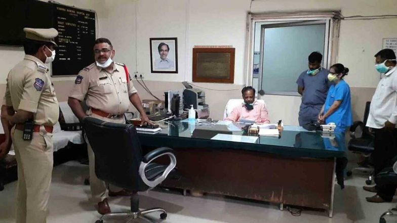 COVID-19 Pandemic in TS: డాక్టర్పై కరోనా పేషెంట్ బంధువుల దాడి, తెలంగాణ ఉస్మానియా ఆస్పత్రిలో కలకలం, చర్యలు తీసుకోవాలని ఆదేశించిన ఆరోగ్యశాఖ మంత్రి ఈటల రాజేందర్ COVID-19 Pandemic in TS: డాక్టర్పై కరోనా పేషెంట్ బంధువుల దాడి, తెలంగాణ ఉస్మానియా ఆస్పత్రిలో కలకలం, చర్యలు తీసుకోవాలని ఆదేశించిన ఆరోగ్యశాఖ మంత్రి ఈటల రాజేందర్