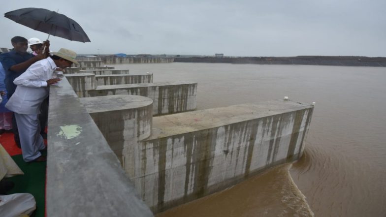 Kaleshwaram Water: పల్లెపల్లెకు గోదావరి జలాలు.. వర్షాకాలం నాటికే రిజర్వాయర్లోకి కాళేశ్వరం నీరు. సీఎం కేసీఆర్ ఆదేశాలతో యుద్ధప్రాతిపదికన ఏర్పాట్లు చేస్తున్నామన్న ట్రాన్స్కో సీఎండీ Kaleshwaram Water: పల్లెపల్లెకు గోదావరి జలాలు.. వర్షాకాలం నాటికే రిజర్వాయర్లోకి కాళేశ్వరం నీరు. సీఎం కేసీఆర్ ఆదేశాలతో యుద్ధప్రాతిపదికన ఏర్పాట్లు చేస్తున్నామన్న ట్రాన్స్కో సీఎండీ