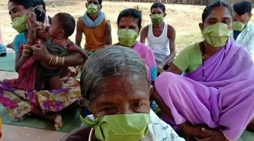 Tribes Corona Leaf Masks: అడవి బిడ్డలకు ఆకులే మాస్కులు, ఎన్90 మాస్కులు కొనేందుకు చేతిలో డబ్బులు లేవు, వ్యాధి గురించి అవగాహన లేదు, అయినా కరోనాని తరిమేస్తున్న గిరిజనులు Tribes Corona Leaf Masks: అడవి బిడ్డలకు ఆకులే మాస్కులు, ఎన్90 మాస్కులు కొనేందుకు చేతిలో డబ్బులు లేవు, వ్యాధి గురించి అవగాహన లేదు, అయినా కరోనాని తరిమేస్తున్న గిరిజనులు