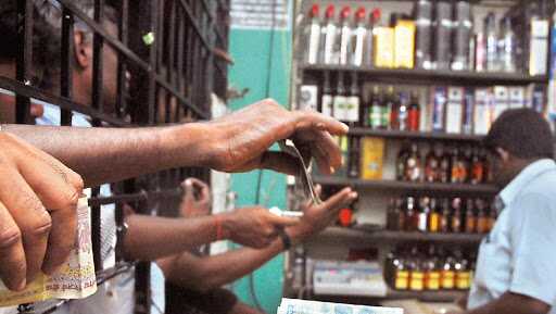 Liquor Available in Green Zones: మద్యం షాపులు తెరుచుకోవచ్చు, గ్రీన్ జోన్లలో మద్యం అమ్మకాలకు గ్రీన్ సిగ్నల్ ఇచ్చిన హోం శాఖ, మే 4 నుంచి 17వ తేదీ వరకు లాక్డౌన్ పొడిగింపు Liquor Available in Green Zones: మద్యం షాపులు తెరుచుకోవచ్చు, గ్రీన్ జోన్లలో మద్యం అమ్మకాలకు గ్రీన్ సిగ్నల్ ఇచ్చిన హోం శాఖ, మే 4 నుంచి 17వ తేదీ వరకు లాక్డౌన్ పొడిగింపు