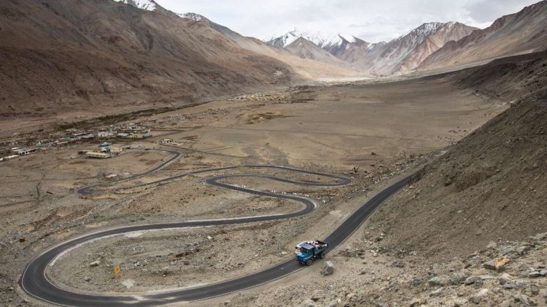 India-China LAC Standoff: బరితెగించిన చైనా, వాస్తవాధీన రేఖ వద్ద చైనా బలగాలను మోహరింపు, గస్తీ ముమ్మరం చేసిన భారత్, సరిహద్దు రక్షణ కోసం ఆర్మీ కమాండర్లతో నరవాణే చర్చలు India-China LAC Standoff: బరితెగించిన చైనా, వాస్తవాధీన రేఖ వద్ద చైనా బలగాలను మోహరింపు, గస్తీ ముమ్మరం చేసిన భారత్, సరిహద్దు రక్షణ కోసం ఆర్మీ కమాండర్లతో నరవాణే చర్చలు