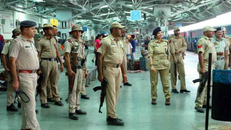 Indian Railways: 54 వేల టికెట్లను జారీ చేసిన రైల్వే శాఖ, రైల్వే స్టేష్టన్లో ఆరోగ్య పరీక్షలు, ప్రతి ప్రయాణీకుల డేటా ఆయా రాష్ట్ర ప్రభుత్వానికి ఇస్తామని తెలిపిన DG RPF Arun Kumar Indian Railways: 54 వేల టికెట్లను జారీ చేసిన రైల్వే శాఖ, రైల్వే స్టేష్టన్లో ఆరోగ్య పరీక్షలు, ప్రతి ప్రయాణీకుల డేటా ఆయా రాష్ట్ర ప్రభుత్వానికి ఇస్తామని తెలిపిన DG RPF Arun Kumar