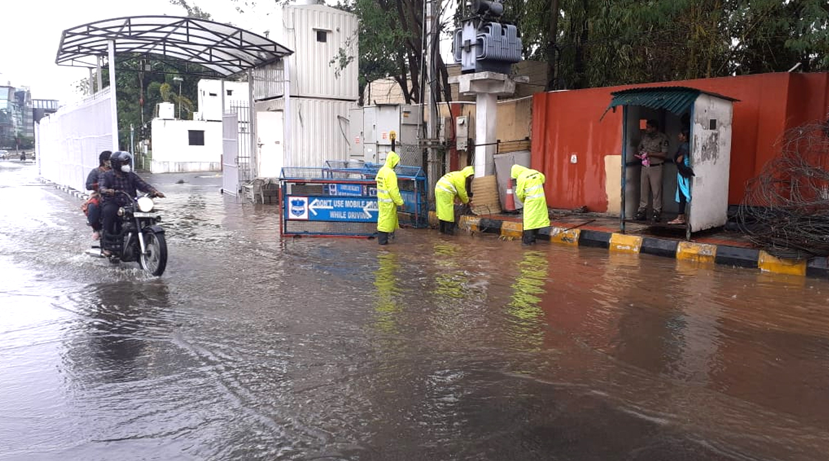 Weather Update: హైదరాబాద్‌లో ఈదురు గాలులతో కూడిన భారీ వర్షం, జలమయమైన రోడ్లు, రాగల 24 గంటల్లో తెలంగాణలో భారీ వర్షాలు కురుస్తాయని వాతావరణ శాఖ వెల్లడి