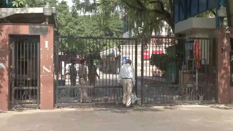 Shram Shakti Bhawan Sealed: విద్యుత్ శాఖ ఉద్యోగికి కరోనా, ఢిల్లీలో మూతపడిన శ్రమశక్తి భవన్, తదుపరి ఆదేశాలు ఇచ్చే వరకు వర్క్ ఫ్రమ్ హోమ్ Shram Shakti Bhawan Sealed: విద్యుత్ శాఖ ఉద్యోగికి కరోనా, ఢిల్లీలో మూతపడిన శ్రమశక్తి భవన్, తదుపరి ఆదేశాలు ఇచ్చే వరకు వర్క్ ఫ్రమ్ హోమ్