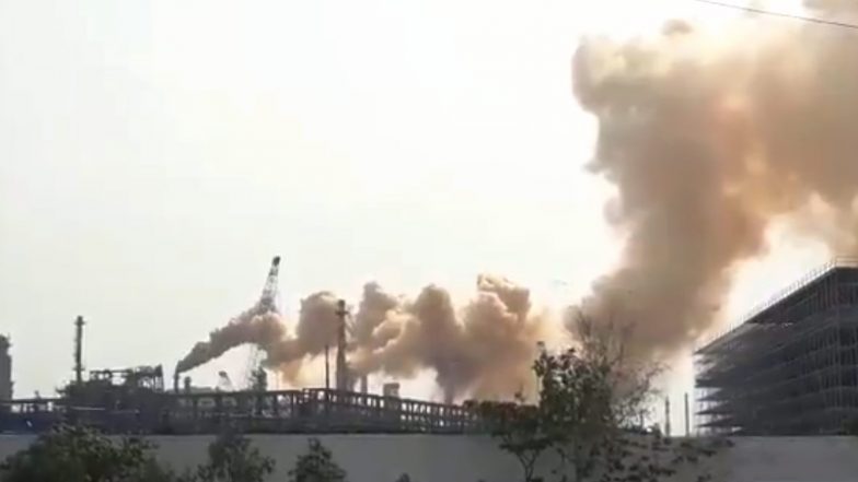 Thick Smoke from HPCL: వైజాగ్ వాసులను పరుగులు పెట్టించిన హెచ్పీసీఎల్ పొగ, ప్రమాదం లేదని తెలియడంతో ఊపిరి పీల్చుకున్న వైజాగ్ వాసులు Thick Smoke from HPCL: వైజాగ్ వాసులను పరుగులు పెట్టించిన హెచ్పీసీఎల్ పొగ, ప్రమాదం లేదని తెలియడంతో ఊపిరి పీల్చుకున్న వైజాగ్ వాసులు