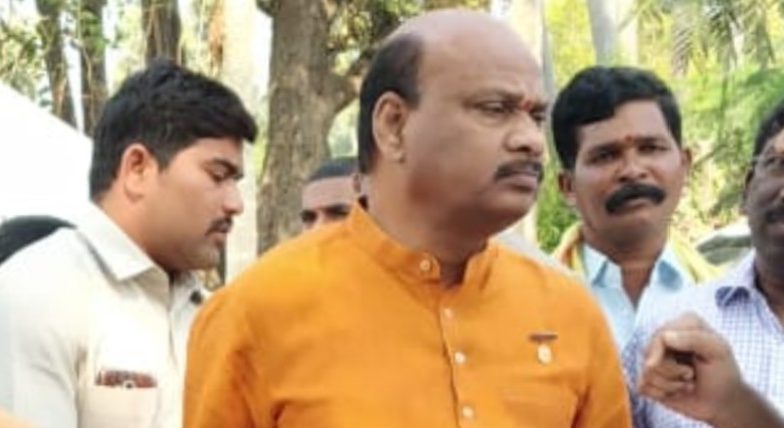 Chintakayala Ayyanna Patrudu: టీడీపీకి మళ్లీ షాక్, బట్టలు ఊడదీస్తానని వార్నింగ్ ఇచ్చిన అయ్యన్నపాత్రుడిపై నిర్భయ కేసు నమోదు చేసిన పోలీసులు Chintakayala Ayyanna Patrudu: టీడీపీకి మళ్లీ షాక్, బట్టలు ఊడదీస్తానని వార్నింగ్ ఇచ్చిన అయ్యన్నపాత్రుడిపై నిర్భయ కేసు నమోదు చేసిన పోలీసులు