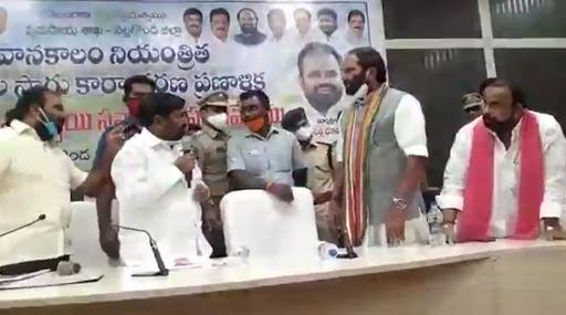 TRS vs Congress: వేదికపైనే టీఆర్ఎస్ వర్సెస్ కాంగ్రెస్ గలాట, నల్గొండలో రసాభాసగా మారిన వానాకాలం పంటల వ్యవసాయ ప్రణాళిక సన్నాహక సమావేశం TRS vs Congress: వేదికపైనే టీఆర్ఎస్ వర్సెస్ కాంగ్రెస్ గలాట, నల్గొండలో రసాభాసగా మారిన వానాకాలం పంటల వ్యవసాయ ప్రణాళిక సన్నాహక సమావేశం
