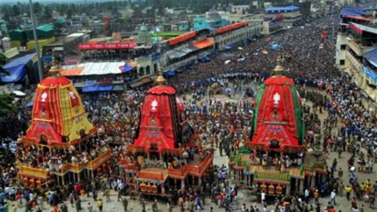 Jagannath Puri Rath Yatra 2021: ఘనంగా పూరీ జ‌గ‌న్నాథ ర‌థ‌యాత్ర, కరోనా కారణంగా భక్తులకు అనుమతి నిరాకరణ, పూరీ రాజు, వేది పండితులు, ఆల‌య అర్చ‌కులు, సిబ్బందితో రథయాత్ర