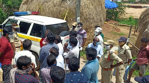 Dalit Youth Tonsured Case: శిరోముండనం చేసిన ఎస్ఐ అరెస్ట్, దళిత యువకుడిపై అమానుష దాడి, ఏడుగురిపై ఎస్సీ, ఎస్టీ అట్రాసిటీ కేసు నమోదు Dalit Youth Tonsured Case: శిరోముండనం చేసిన ఎస్ఐ అరెస్ట్, దళిత యువకుడిపై అమానుష దాడి, ఏడుగురిపై ఎస్సీ, ఎస్టీ అట్రాసిటీ కేసు నమోదు