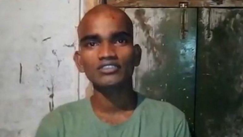 Dalit Man Tonsured CCTV Footage: గుండు కొడుతున్న సీసీటీవీ పుటేజి విడుదల, విశాఖపట్నంలో దళిత యువకుడికి గుండు కొట్టించిన నూతన్ నాయుడు భార్య మధుప్రియ, వివిధ సెక్షన్ల కింద కేసు నమోదు చేసిన పోలీసులు Dalit Man Tonsured CCTV Footage: గుండు కొడుతున్న సీసీటీవీ పుటేజి విడుదల, విశాఖపట్నంలో దళిత యువకుడికి గుండు కొట్టించిన నూతన్ నాయుడు భార్య మధుప్రియ, వివిధ సెక్షన్ల కింద కేసు నమోదు చేసిన పోలీసులు