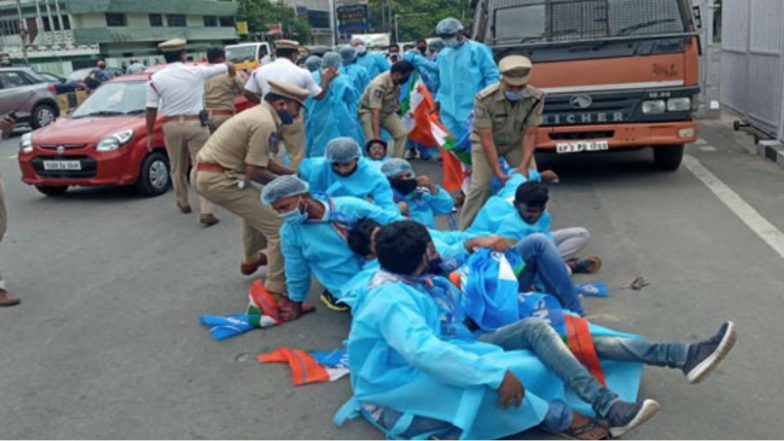 NSUI Protest at Pragathi Bhavan: తెలంగాణ సీఎం క్యాంప్ ఆఫీసును ముట్టడించిన ఎన్ఎస్యూఐ కార్యకర్తలు, ప్రవేశ పరీక్షలు వాయిదా వేయాలని డిమాండ్, కార్యకర్తలను అదుపులోకి తీసుకున్న పోలీసులు NSUI Protest at Pragathi Bhavan: తెలంగాణ సీఎం క్యాంప్ ఆఫీసును ముట్టడించిన ఎన్ఎస్యూఐ కార్యకర్తలు, ప్రవేశ పరీక్షలు వాయిదా వేయాలని డిమాండ్, కార్యకర్తలను అదుపులోకి తీసుకున్న పోలీసులు