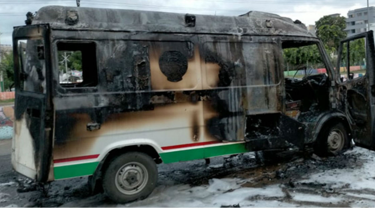 108 Ambulance Ablaze in Ongole: రోగుల్ని కాపాడే 108కే నిప్పంటించారు, ఒంగోలు పోలీస్టేషన్ పరిధిలో ఓ రౌడీ వీరంగం, అర్ధరాత్రి పోలీసులకు చుక్కలు చూపించిన రౌడీ షీటర్