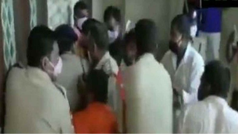 Dubbaka Bypoll: దుబ్బాకలో దొరికిన డబ్బులెవరివి? బీజేపీ నాయకులు అడ్డదారిలో వెళుతున్నారని తెలిపిన హరీష్ రావు, సీఎం కేసీఆర్ ఆదేశాలతోనే అరాచకం నడుస్తుందని మండిపడ్డ బీజేపీ ఎంపీ బండీ సంజయ్ Dubbaka Bypoll: దుబ్బాకలో దొరికిన డబ్బులెవరివి? బీజేపీ నాయకులు అడ్డదారిలో వెళుతున్నారని తెలిపిన హరీష్ రావు, సీఎం కేసీఆర్ ఆదేశాలతోనే అరాచకం నడుస్తుందని మండిపడ్డ బీజేపీ ఎంపీ బండీ సంజయ్