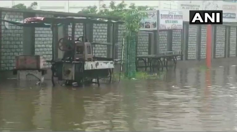 Andhra Pradesh Rains: అనంతపురంను ముంచెత్తిన భారీ వర్షాలు, ఇళ్లలోకి నడుం లోతువరకు నీళ్ళు, ప్రజలను సురక్షిత ప్రాంతాలకు తరలించిన అధికారులు