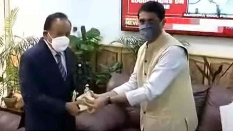AP Coronavirus Update: కరోనాను ఎదుర్కునేందుకు కోవిడ్ అత్యవసర నిధి రూ.981 కోట్లు సాయం ఇవ్వండి, కేంద్ర ఆరోగ్యశాఖ మంత్రిని కలిసిన ఏపీ ఆర్థిక మంత్రి, రాష్ట్రంలో తాజాగా 1085 కేసులు నమోదు AP Coronavirus Update: కరోనాను ఎదుర్కునేందుకు కోవిడ్ అత్యవసర నిధి రూ.981 కోట్లు సాయం ఇవ్వండి, కేంద్ర ఆరోగ్యశాఖ మంత్రిని కలిసిన ఏపీ ఆర్థిక మంత్రి, రాష్ట్రంలో తాజాగా 1085 కేసులు నమోదు