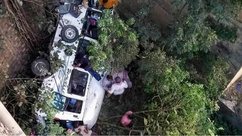 Satara Road Accident: పండుగ వేళ ఘోర రోడ్డు ప్రమాదం, వంతెనపై నుండి కిందపడిన బస్సు, ఐదుగురు మృతి, మహారాష్ట్రలోని సతారా జిల్లాలో పూణె-బెంగుళూరు హైవేపై ఘటన