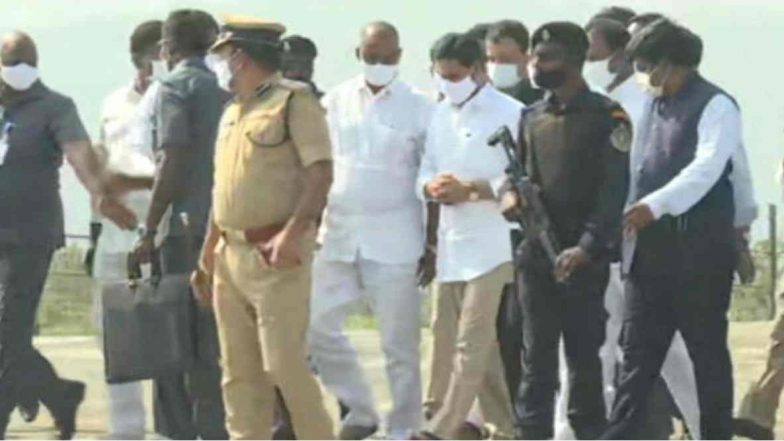 CM Jagan Polavaram Tour: పోలవరం పనులు గడువు లోగా పూర్తి చేయండి, అధికారులకు దిశా నిర్దేశం చేసిన ఏపీ సీఎం వైయస్ జగన్, పోలవరం ప్రాజెక్ట్ పనులను పరిశీలించిన ఏపీ ముఖ్యమంత్రి CM Jagan Polavaram Tour: పోలవరం పనులు గడువు లోగా పూర్తి చేయండి, అధికారులకు దిశా నిర్దేశం చేసిన ఏపీ సీఎం వైయస్ జగన్, పోలవరం ప్రాజెక్ట్ పనులను పరిశీలించిన ఏపీ ముఖ్యమంత్రి