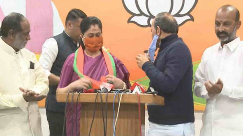 Vijayashanti Joins BJP: కేసీఆర్‌ని గద్దె దింపేది మేమే, కాంగ్రెస్ పార్టీ పోరాడలేని స్థితికి చేరుకుంది, బీజేపీలో చేరిన విజయశాంతి, చేరిన వెంటనే తెలంగాణ సీఎంపై మాటల తూటాలు పేల్చిన రాములమ్మ