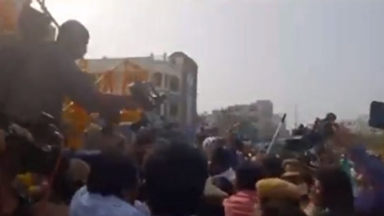 Devineni Uma Arrested: టీడీపీ నేత దేవినేని ఉమ అరెస్ట్, గొల్లపూడిలో 144 సెక్షన్, దీక్షకు అనుమతి లేదని తెలిపిన పోలీసులు, బహిరంగ చర్చకు సవాల్ విసిరిన మంత్రి కొడాలి నాని, గన్నవరం ఎమ్మెల్యే వల్లభనేని వంశీ Devineni Uma Arrested: టీడీపీ నేత దేవినేని ఉమ అరెస్ట్, గొల్లపూడిలో 144 సెక్షన్, దీక్షకు అనుమతి లేదని తెలిపిన పోలీసులు, బహిరంగ చర్చకు సవాల్ విసిరిన మంత్రి కొడాలి నాని, గన్నవరం ఎమ్మెల్యే వల్లభనేని వంశీ