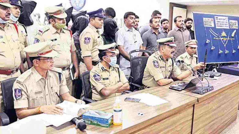 Hyd Police Arrested Thieves Gang: యూట్యూబ్ చూసి బైకులు చోరి, ఆరుగురు అంతర్రాష్ట్ర ముఠా సభ్యులను అరెస్ట్ చేసిన ఆబిడ్స్ పోలీసులు, మీడియాకు వివరాలు వెల్లడించిన సీపీ అంజనీ కుమార్ Hyd Police Arrested Thieves Gang: యూట్యూబ్ చూసి బైకులు చోరి, ఆరుగురు అంతర్రాష్ట్ర ముఠా సభ్యులను అరెస్ట్ చేసిన ఆబిడ్స్ పోలీసులు, మీడియాకు వివరాలు వెల్లడించిన సీపీ అంజనీ కుమార్
