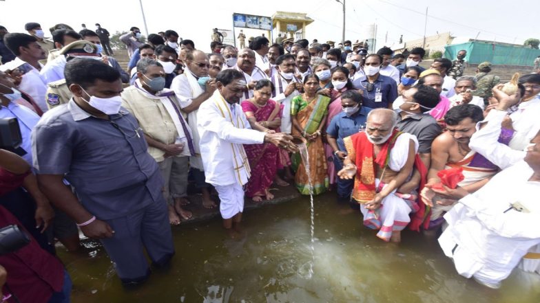 CM KCR Kaleshwaram Tour: 'కాళేశ్వరం ప్రాజెక్ట్ తెలంగాణ సాగునీటి ముఖచిత్రాన్ని మార్చింది'! సతీసమేతంగా కాళేశ్వరం ప్రాజెక్టును సందర్శించిన సీఎం కేసీఆర్, రాష్ట్ర రైతాంగానికి సాగునీటి సమస్య శాశ్వత పరిష్కారమే తమ లక్ష్యం అని పునరుద్ఘాటన CM KCR Kaleshwaram Tour: 'కాళేశ్వరం ప్రాజెక్ట్ తెలంగాణ సాగునీటి ముఖచిత్రాన్ని మార్చింది'! సతీసమేతంగా కాళేశ్వరం ప్రాజెక్టును సందర్శించిన సీఎం కేసీఆర్, రాష్ట్ర రైతాంగానికి సాగునీటి సమస్య శాశ్వత పరిష్కారమే తమ లక్ష్యం అని పునరుద్ఘాటన