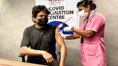 Nagarjuna COVID-19 vaccine: కరోనా వ్యాక్సిన్ తొలి డోసు తీసుకున్న నాగార్జున, అర్హులైన ప్రతి ఒక్కరూ వ్యాక్సిన్ తీసుకోవాలని సూచన, హిందీ డైరెక్ట‌ర్ తో నాగచైత‌న్య సెల్ఫీ