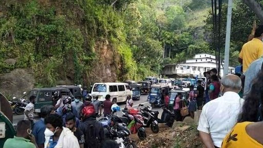 Sri Lanka Bus Accident: భయానక వీడియో..లోయలో పడిన బస్సు, 14 మంది అక్కడికక్కడే దుర్మరణం, 30 మందికి తీవ్ర గాయాలు, శ్రీలంకలో పసరా పట్టణానికి సమీపంలో విషాద ఘటన Sri Lanka Bus Accident: భయానక వీడియో..లోయలో పడిన బస్సు, 14 మంది అక్కడికక్కడే దుర్మరణం, 30 మందికి తీవ్ర గాయాలు, శ్రీలంకలో పసరా పట్టణానికి సమీపంలో విషాద ఘటన
