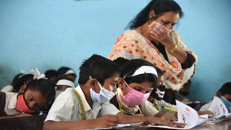 COVID19 in TS: తెలంగాణలో కొత్తగా 337 కోవిడ్ కేసులు నమోదు, విద్యార్థులకు కరోనా సోకుతుండటం పట్ల పేరేంట్స్ ఆందోళన, రాష్ట్రంలోని కోవిడ్ పరిస్థితులను ప్రభుత్వం నిశితంగా గమనిస్తుందన్న మంత్రి ఈటల