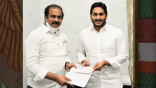 One Crore to AP CM Relief Fund: కోవిడ్ నియంత్రణ కోసం సీఎం సహాయనిధికి రూ.1.33 కోట్ల విరాళం, సీఎం వైయస్ జగన్కు చెక్కును అందజేసిన వ్యవసాయశాఖ మంత్రి కన్నబాబు, ఏపీలో అందరికీ ఉచితంగా వ్యాక్సిన్ One Crore to AP CM Relief Fund: కోవిడ్ నియంత్రణ కోసం సీఎం సహాయనిధికి రూ.1.33 కోట్ల విరాళం, సీఎం వైయస్ జగన్కు చెక్కును అందజేసిన వ్యవసాయశాఖ మంత్రి కన్నబాబు, ఏపీలో అందరికీ ఉచితంగా వ్యాక్సిన్