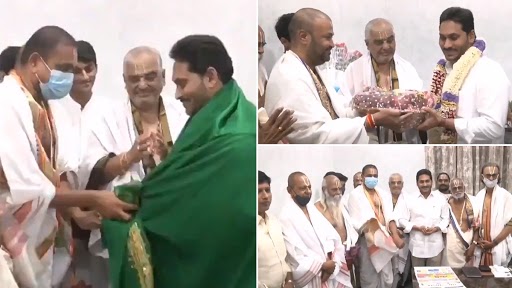 Ramana Dikshitulu Meets AP CM: సీఎం జగన్‌ను మహావిష్ణువుతో పోల్చిన రమణ దీక్షితులు, సీఎంతో మర్యాదపూర్వక భేటీ, అర్చకుల వంశపారంపర్య హక్కులను కాపాడారంటూ కృతజ్ఞతలు