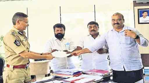 Tirupati Bypoll: లోకేశ్, చంద్రబాబులపై డీజీపీకి ఫిర్యాదు, చట్టపరమైన చర్యలు తీసుకోవాలని కోరిన వైసీపీ నేతలు, ఫేస్బుక్ అక్కౌంట్లో వైసీపీ ఎంపీ అభ్యర్థి గురుమూర్తిని కించపరిచే పోస్టులు పెట్టారని ఆరోపణ Tirupati Bypoll: లోకేశ్, చంద్రబాబులపై డీజీపీకి ఫిర్యాదు, చట్టపరమైన చర్యలు తీసుకోవాలని కోరిన వైసీపీ నేతలు, ఫేస్బుక్ అక్కౌంట్లో వైసీపీ ఎంపీ అభ్యర్థి గురుమూర్తిని కించపరిచే పోస్టులు పెట్టారని ఆరోపణ