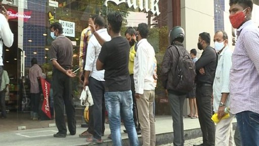 TS Lockdown: వైన్ షాపుల ఎదుట నో స్టాక్ బోర్డులు, మద్యం షాపులకు పోటెత్తిన మద్యం ప్రియులు, రేపటి నుండి లాక్డౌన్ ప్రకటనతో పది రోజులకు సరిపడా మద్యం కొనుగోలు చేస్తున్న మందుబాబులు TS Lockdown: వైన్ షాపుల ఎదుట నో స్టాక్ బోర్డులు, మద్యం షాపులకు పోటెత్తిన మద్యం ప్రియులు, రేపటి నుండి లాక్డౌన్ ప్రకటనతో పది రోజులకు సరిపడా మద్యం కొనుగోలు చేస్తున్న మందుబాబులు