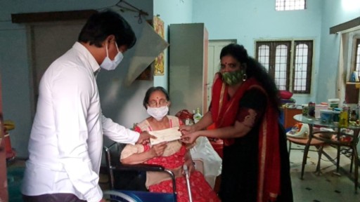 Tollywood Helps to Pavala Shyamala: నటి పావలా శ్యామలకు తెలుగు సినీ ఇండస్ట్రీ నుంచి అందుతున్న సహాయం, ఇప్పటికే చెక్కులు అందజేసిన పలువురు సినీ ప్రముఖులు, ఆనందం వ్యక్తం చేసిన హాస్య నటి Tollywood Helps to Pavala Shyamala: నటి పావలా శ్యామలకు తెలుగు సినీ ఇండస్ట్రీ నుంచి అందుతున్న సహాయం, ఇప్పటికే చెక్కులు అందజేసిన పలువురు సినీ ప్రముఖులు, ఆనందం వ్యక్తం చేసిన హాస్య నటి