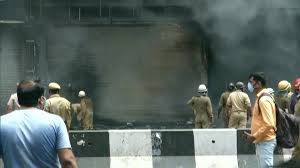 Delhi Fire: ఢిల్లీలో భారీ అగ్ని ప్రమాదం, నాలుగు దుకాణాలు తీవ్రంగా దెబ్బతిన్నట్లు వార్తలు మంటలను అదుపులోకి తీసుకువస్తున్న ఫైర్ సిబ్బంది