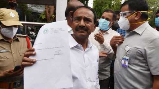 Etela Rajender Resigns as MLA: ఎమ్మెల్యే పదవికి ఈటెల రాజీనామా, ఈనెల 14న నడ్డా సమక్షంలో బీజేపీ తీర్థం పుచ్చుకోనున్న మాజీ మంత్రి, హుజూరాబాద్లో కౌరవులకు, పాండవులకు యుద్ధం జరగబోతుందని తెలిపిన రాజేందర్ Etela Rajender Resigns as MLA: ఎమ్మెల్యే పదవికి ఈటెల రాజీనామా, ఈనెల 14న నడ్డా సమక్షంలో బీజేపీ తీర్థం పుచ్చుకోనున్న మాజీ మంత్రి, హుజూరాబాద్లో కౌరవులకు, పాండవులకు యుద్ధం జరగబోతుందని తెలిపిన రాజేందర్