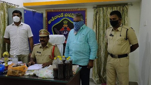 Guntur: ఆనందయ్య కరోనా మందు అంటూ అమ్మకాలు, ఒక్కో ప్యాకెట్‌ ధర రూ.200, గుంటూరులో ఓ వ్యక్తిని అరెస్ట్ చేసిన పోలీసులు, అతని వద్ద నుంచి రూ.1.50 లక్షల నగదు, 150 ప్యాకెట్ల మందు స్వాధీనం