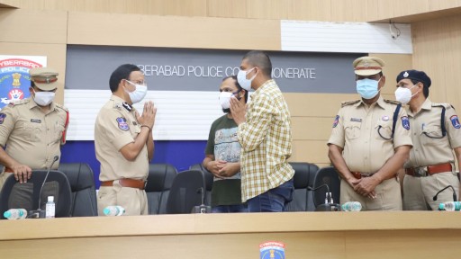 Vaindam Prasanth: ఎడారిలో లవర్ కోసం 40 కిలోమీటర్లు తిరిగా, పాక్ చెర నుంచి విడుదలైన ప్రశాంత్ కథ, సైబరాబాద్ సీపీని కలిసి ధన్యవాదాలు తెలిపిన హైదరాబాద్ టెకీ, కొత్త జీవితం ప్రారంభిస్తానని వెల్లడి