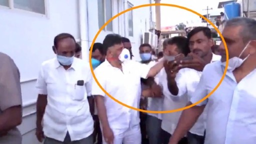 DK Shivakumar Slaps Party Worker: కార్యకర్త చెంప చెళ్లుమనిపించిన డీకే శివకుమార్, సామాజిక దూరం పాటించక పోవడం వల్లే తనకు కోపం వచ్చిందని వివరణ