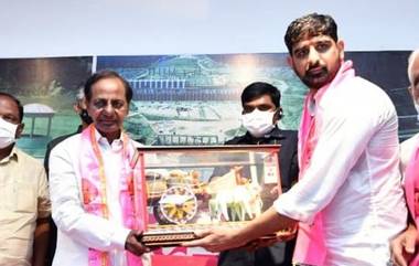 Kaushik Reddy Joins TRS: టీఆర్ఎస్‌లో చేరిన కౌశిక్ రెడ్డి, తెలంగాణ పునర్మిర్మాణం ట్రాక్ ఎక్కిందన్న సీఎం కేసీఆర్, దళితబంధు ఎన్నికల కోసం కాదని స్పష్టత, ఎవరి విమర్శలకు బెదరబోమని వ్యాఖ్యలు