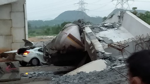 Construction Flyover Pillar Collapse: అనకాపల్లిలో కూలిన ఫ్లైఓవర్ పిల్లర్, దంపతుల్దిదరు మృతి, పలువురికి గాయాలు, కొనసాగుతున్న సహాయక చర్యలు Construction Flyover Pillar Collapse: అనకాపల్లిలో కూలిన ఫ్లైఓవర్ పిల్లర్, దంపతుల్దిదరు మృతి, పలువురికి గాయాలు, కొనసాగుతున్న సహాయక చర్యలు