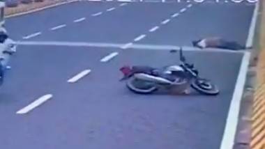 Bike Accident on Balanagar Flyover: బాలానగర్ ఫ్లైఓవర్‌పై ప్రమాదం, బైక్‌పై వేగంగా వెళ్తూ అదుపుతప్పి సేఫ్టీ గోడకు గుద్దుకున్న యువకుడు, అక్కడికక్కడే మృతి చెందిన ప్రకాశం జిల్లా యువకుడు